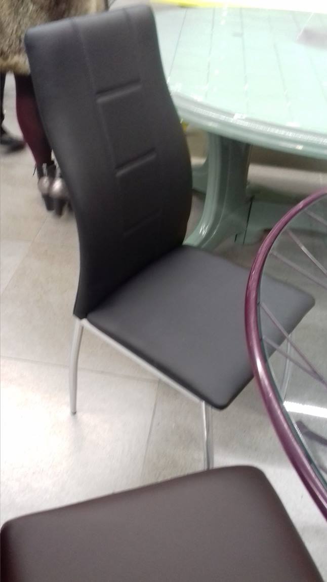 chaises similicuirs neuves