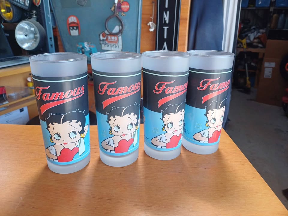 Verre dépoli betty boop 5€ pièce. 4 disponibles  2007 King fractures syndicats inc. Hauteur 15.5cm diamètre 6.2cm