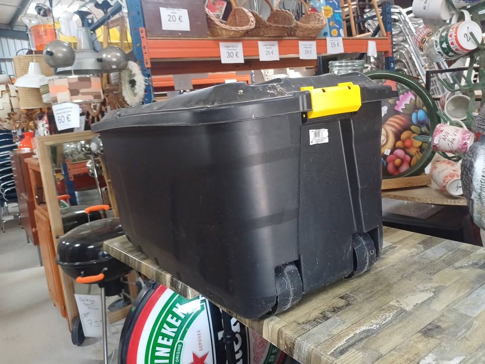 Caisse de rangement 140 litres  Largeur 95cm profondeur 50cm hauteur 46cm Bon état,  roulettes  Visible à la brocante de seb à lau