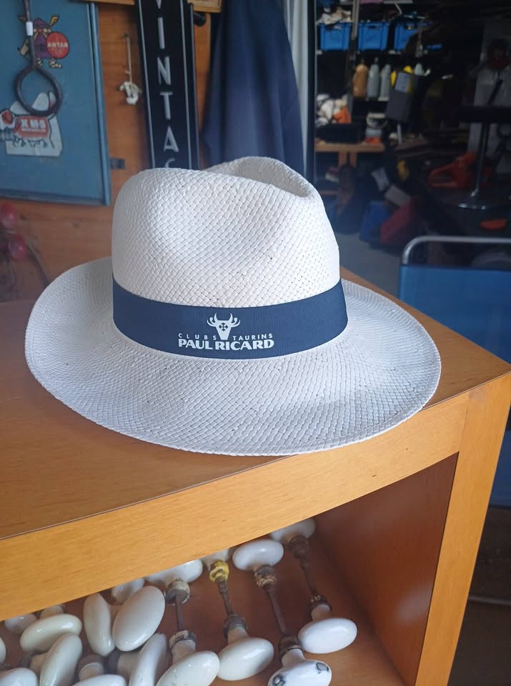 RICARD 1 CHAPEAU style Panama blanc « Club Taurins » (taille unique 57cm) produit neuf Expédition soignée et rapide  prix 12 euros.