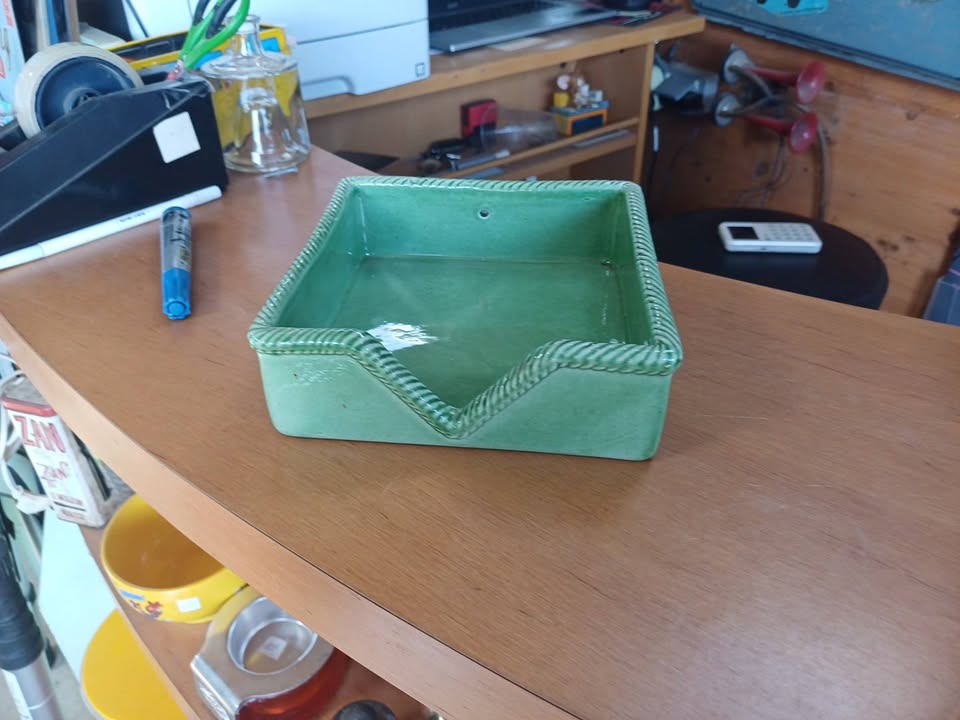 Vide poches/ socle à serviette table Ceramique vintage sans signature  15x15cm hauteur 6.5cm Bon état , de très petits manques d'émailles