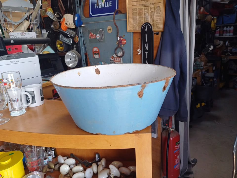Vieille bassine metal émaillée
