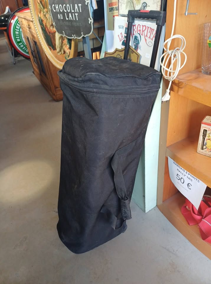 Sac de transport sur roulettes  Hauteur 90cm   largeur profondeur environ 30x30cm Une housse mousse de protection interieure
