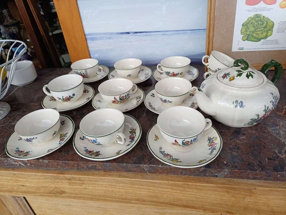 Service à thé vieux Strasbourg de chez Villeroy & Boch comprenant 9 tasses avec soucoupes.(2 tasses en plus)