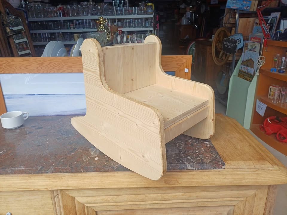 Fauteuil rocking chair scandinave Certainement Fabrication artisanale, et peut être unique. Belle réalisation en bois epais et clair. Largeur 34cm…
