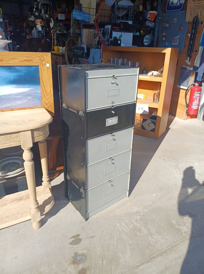 Meuble métallique à 5 clapets
