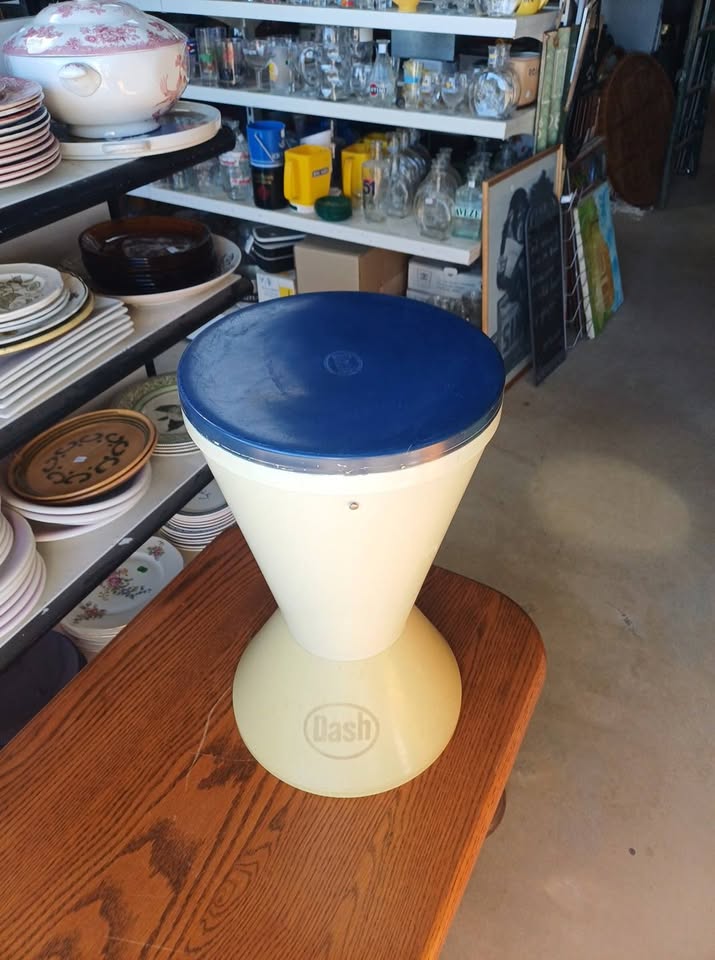 Tabouret/baril style tam-tam marque de lessive Dash des années 70.