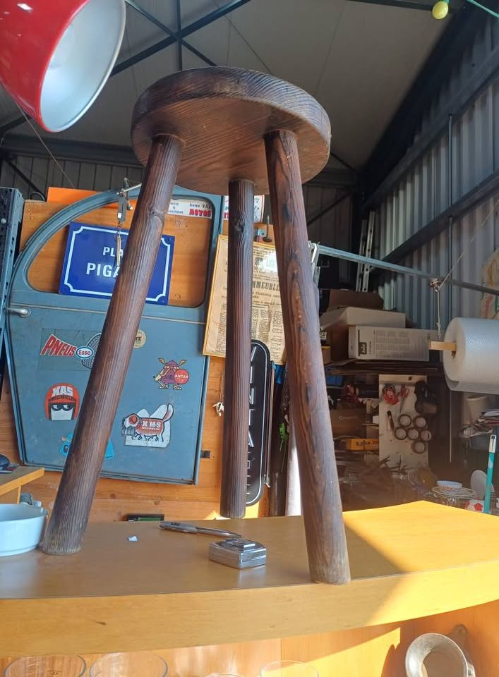 Tabouret de ferme tripode