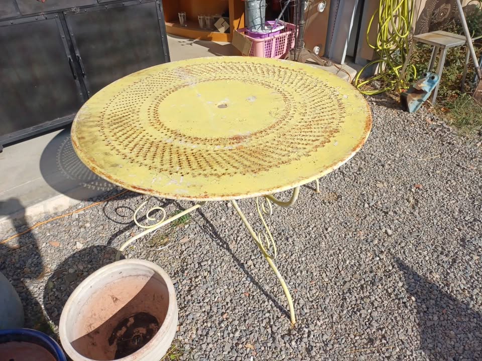 Table jardin style fermob 1950/60 Modele montmartre.   Diametre 117cm  80€ piece 2 dispo Diametre 96cm 79€ piece 2 dispo Elles sont dans leur jus et à repeindre