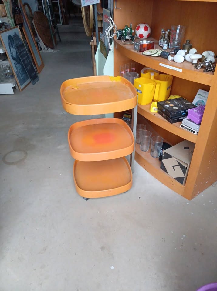 Desserte vintage orange