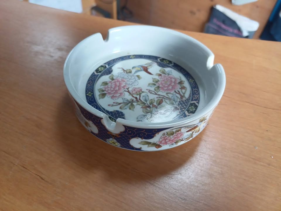 Cendrier vintage et japonais Diamètre 11.5cm hauteur 3.5cm Bon etat,