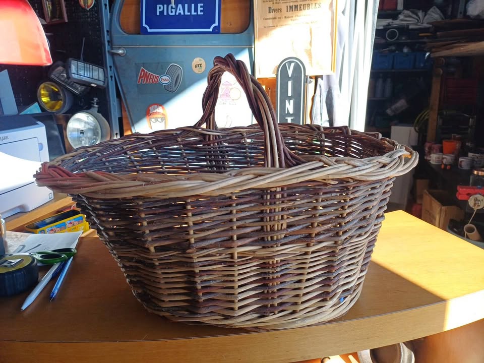 Panier osier avec anse  Fabrication artisanale et vintage  Bon état d'usage,  esthétique usure et traces de vécus   Longueur 52cm largeur 35cm hauteur 36cm