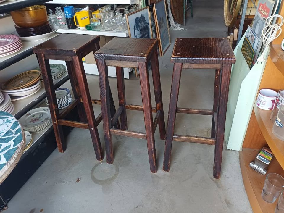 Tabouret rustique et artisanal