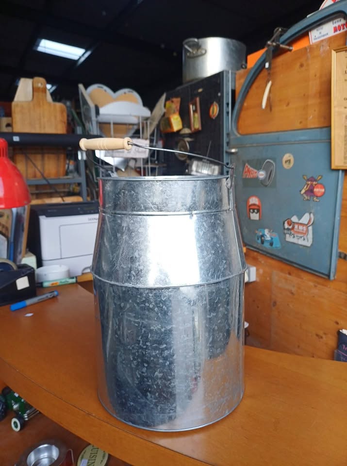 Seau style pot a lait metal galva