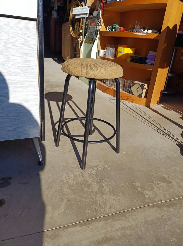 Charmant tabouret d'atelier ou ilot central , hauteur 60cm  diametre assise 33cm . armature tubulaire epaisse . Professionnel