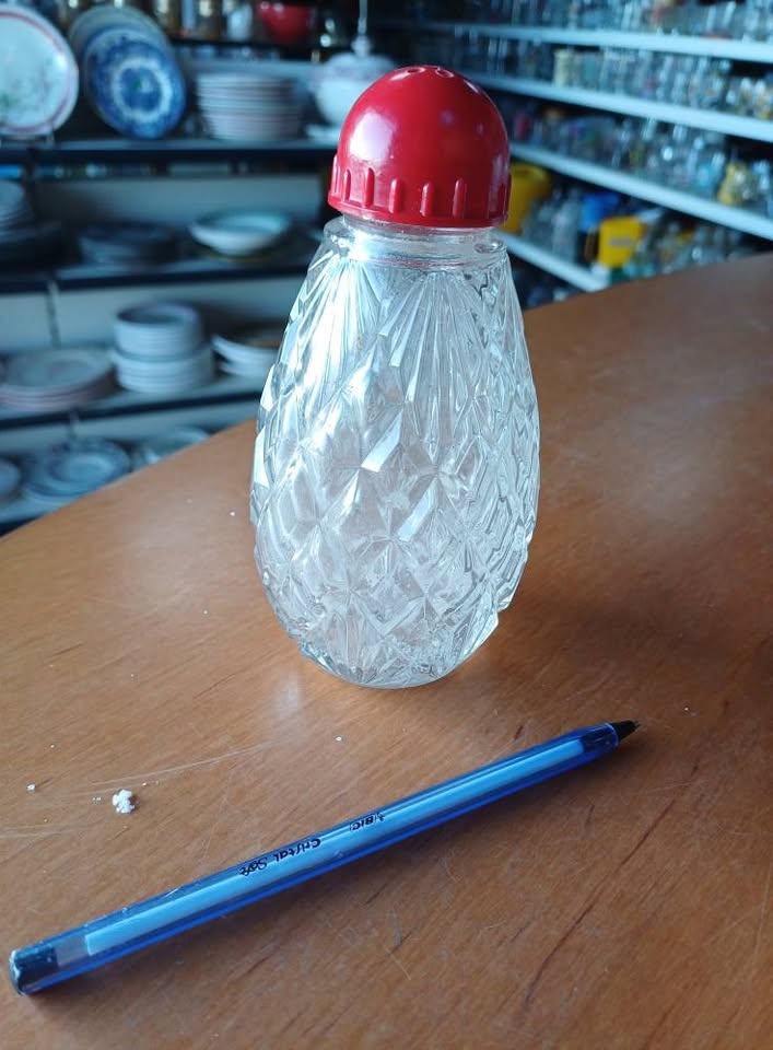 Soupoudrier en verre ciselé 60's