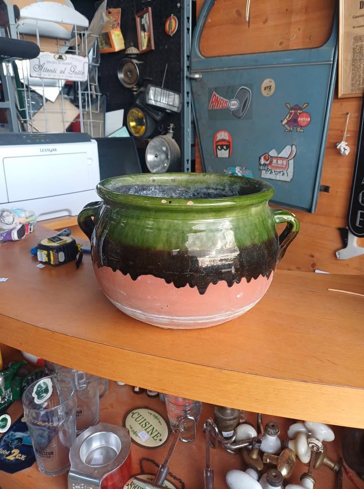 Pot /cache pot terre cuite émaillée  Diamètre 28cm ,largeur avec anses 32cm hauteur 19cm Bon état d'usage, esthétique usure et traces de vecus