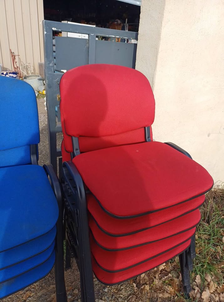 chaises empilables de type salle de réunion / collectivité, avec structure métal noire et assise + dossier tissu, en état correct à bon.