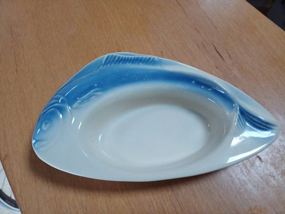 Plat en céramique signé Charles Amand C59 en forme de poisson. En parfait état, pas d'éclats ni fêlures.