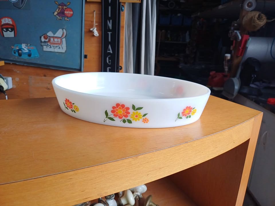 Grand plat en Arcopal vintage , forme ovale