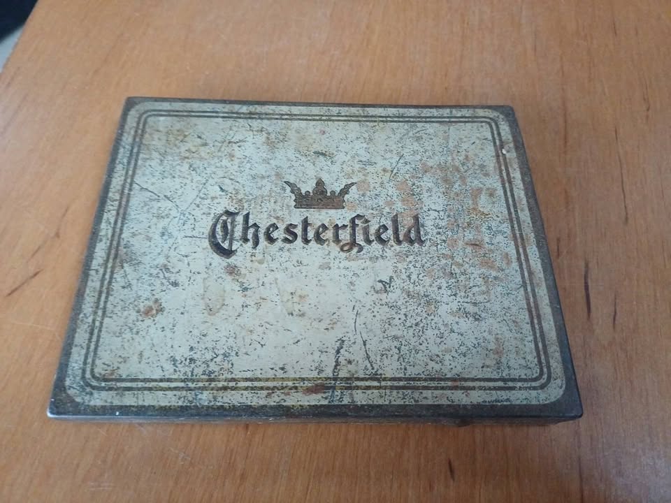 Cette superbe boîte à cigarettes Chesterfield en métal vintage
