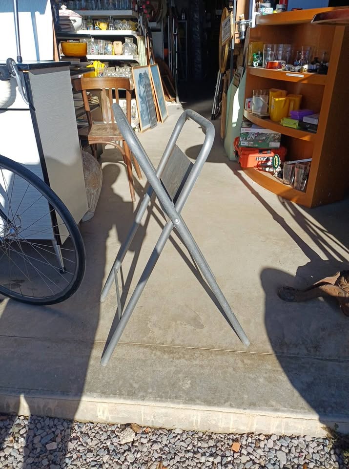 Chevalet treteau de sciage  En métal epais et solide  Pliant pour le rangement . Hauteur 80/90(plié) Largeur env 40cm