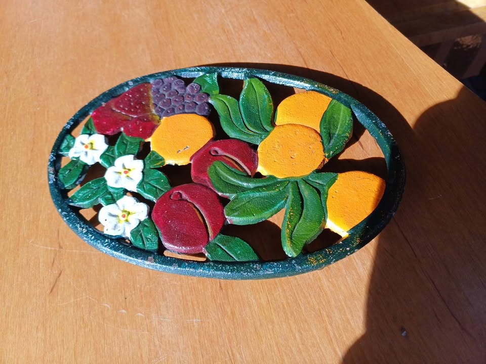 Dessous-de-plat vintage en fonte – Décor Fruits en relief