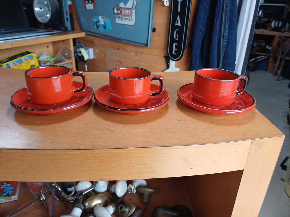 Lot de 3 tasses et sous-tasses Vintage – Rouge Corail & Noir – Années 70, (type expresso) et leurs sous-tasses assorties, au style résolument vintage et rétro.