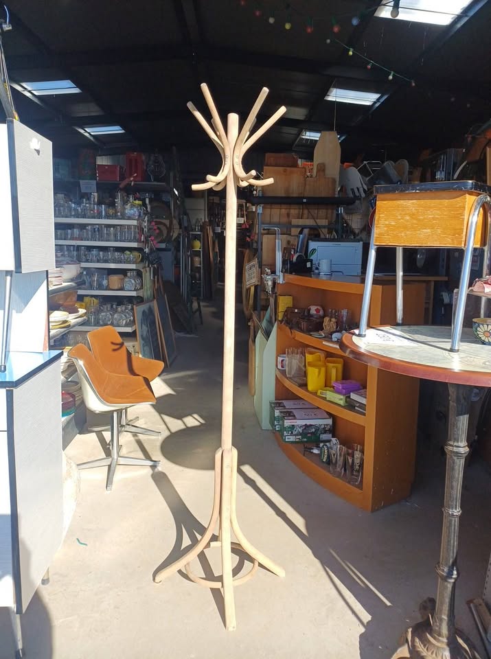 Ancien porte-manteau en bois courbé, dans le style des modèles Thonet / Baumann, avec belle visserie ancienne apparente.