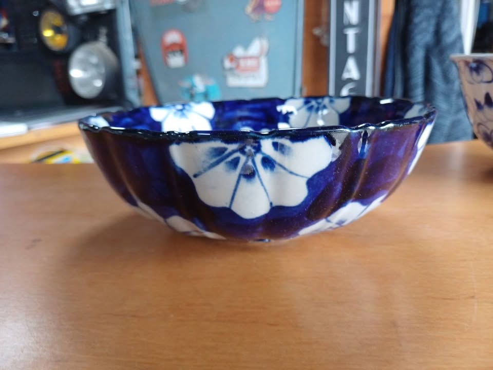 Saladier / Bol ancien en céramique bleu et blanc – Décor floral – 18,5 cm