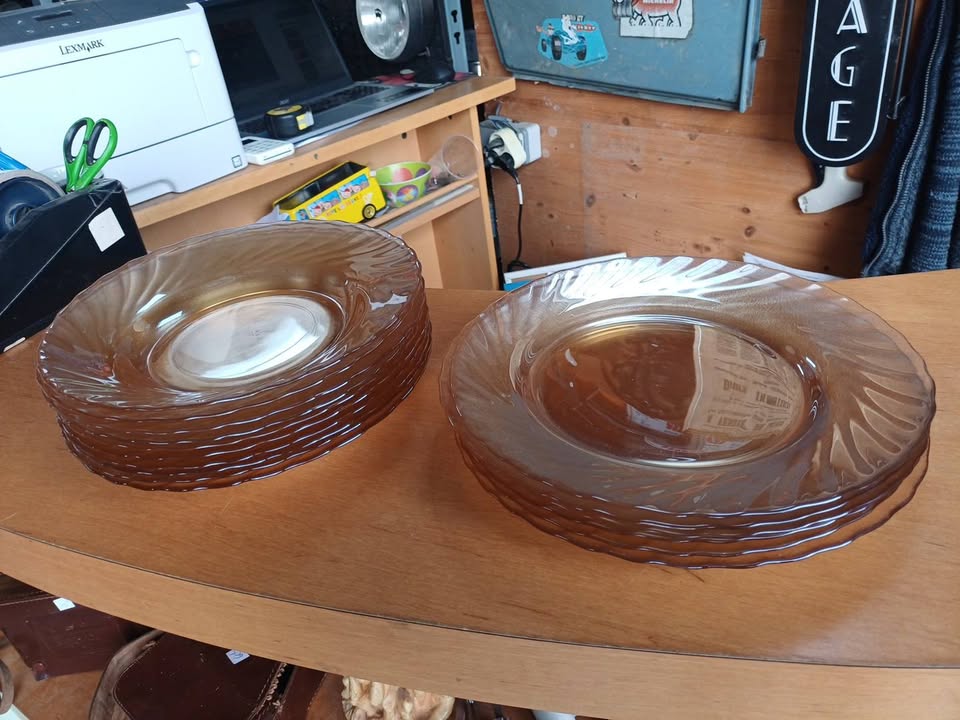 Service de 16 assiettes vintage Arcoroc ambré - Style Swirl