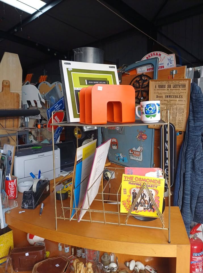 Meuble d’appoint Vintage – Porte-Vinyles & Plateau Perforé (Années 50/60)