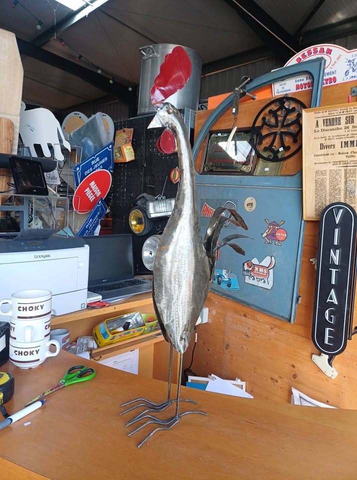 Bel objet de décoration, ce coq au long cou en acier brossé de fabrication artisanale et aux finitions très soignées saura donner une touche…