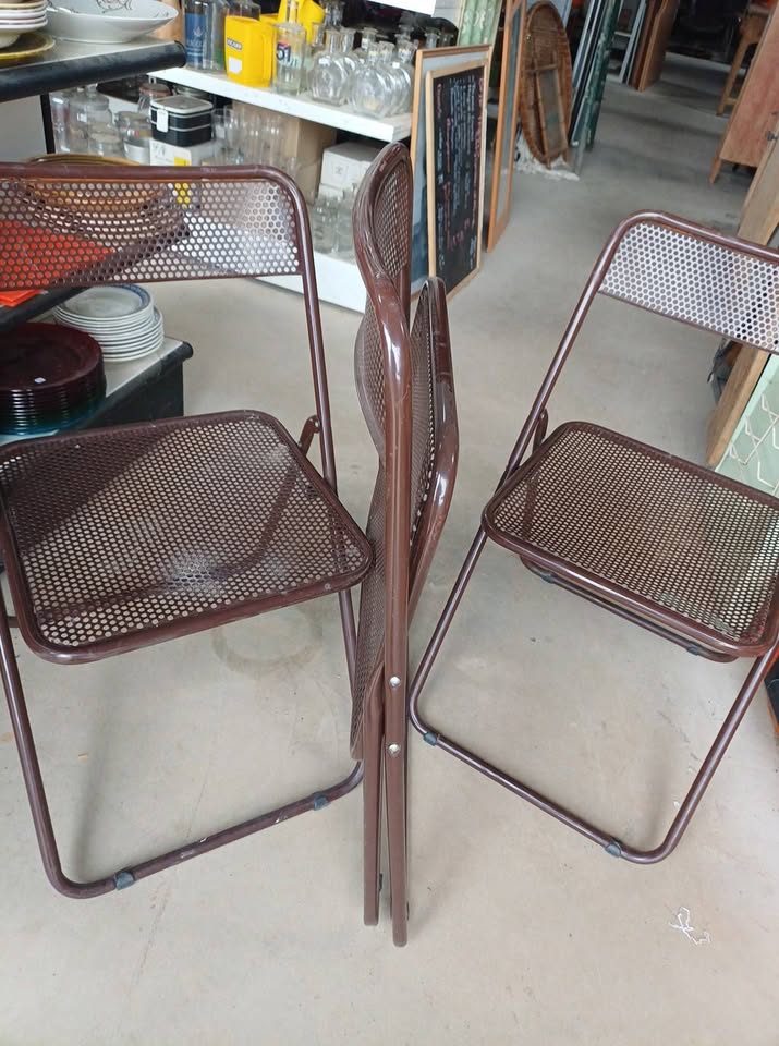 chaise pliante vintage en métal perforé – Look Industriel