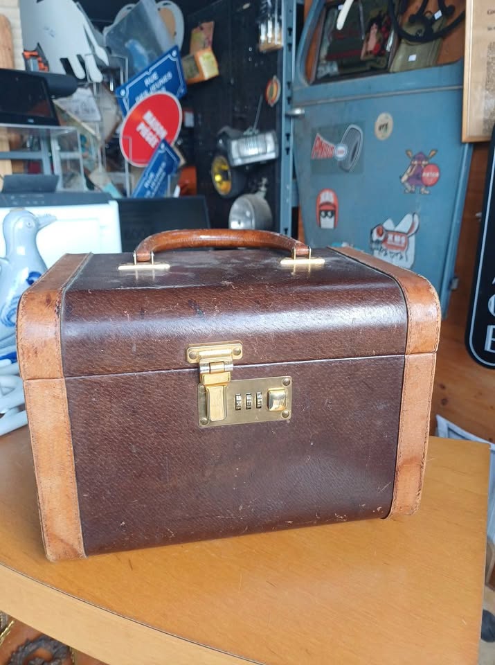 Vanity Case Vintage années 60 – Maroquinerie de luxe & Serrure Presto