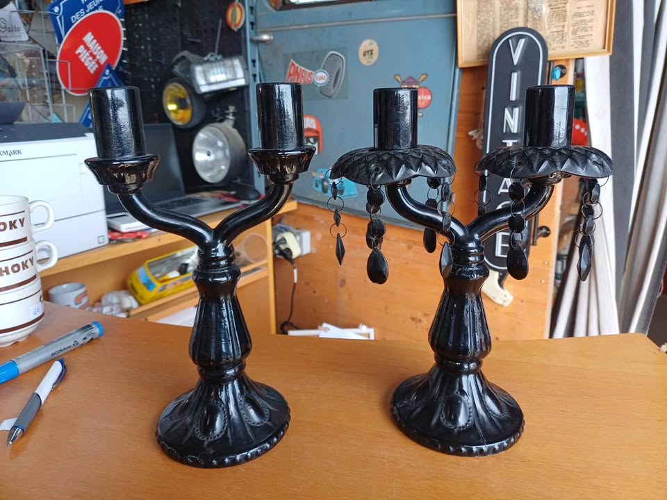 Paire de bougeoirs / chandeliers vintage en verre noir – Style Baroque