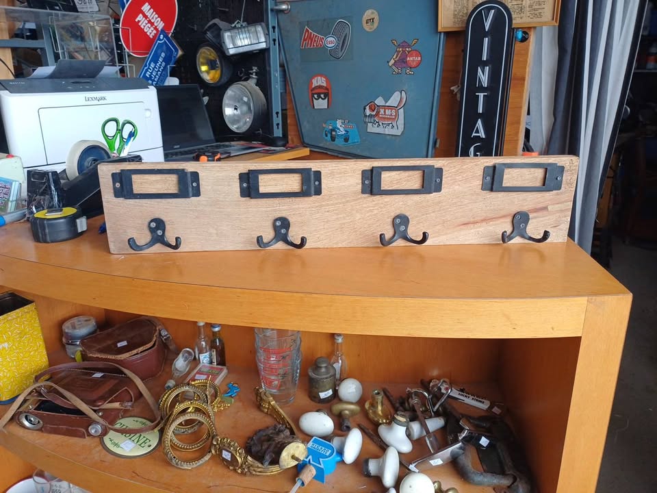 Superbe Patère Murale Industrielle & Vintage – Bois et Métal – 4 Crochets & Porte-Étiquettes