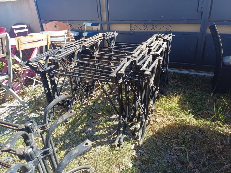 Arrivage massif de pied fonte bistrot  Idéal pour accueillir un marbre , ou planche bois massif . Pour une utilisation professionnelle type brasserie…