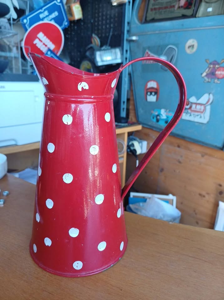 Pichet / Broc vintage en métal  rouge à pois blancs