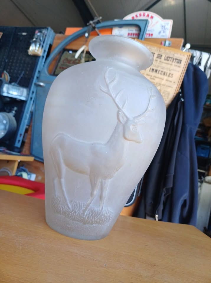 Vase Art Déco en verre dépoli givré – Décor Cerf en relief