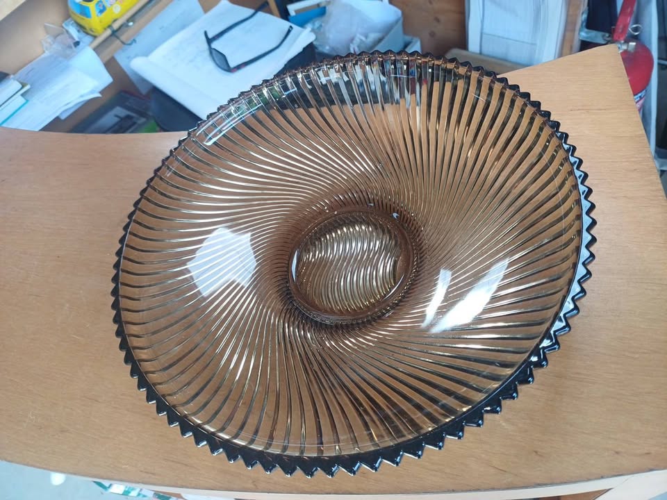 Grand saladier / Coupe vintage en verre fumé - Arcoroc France
