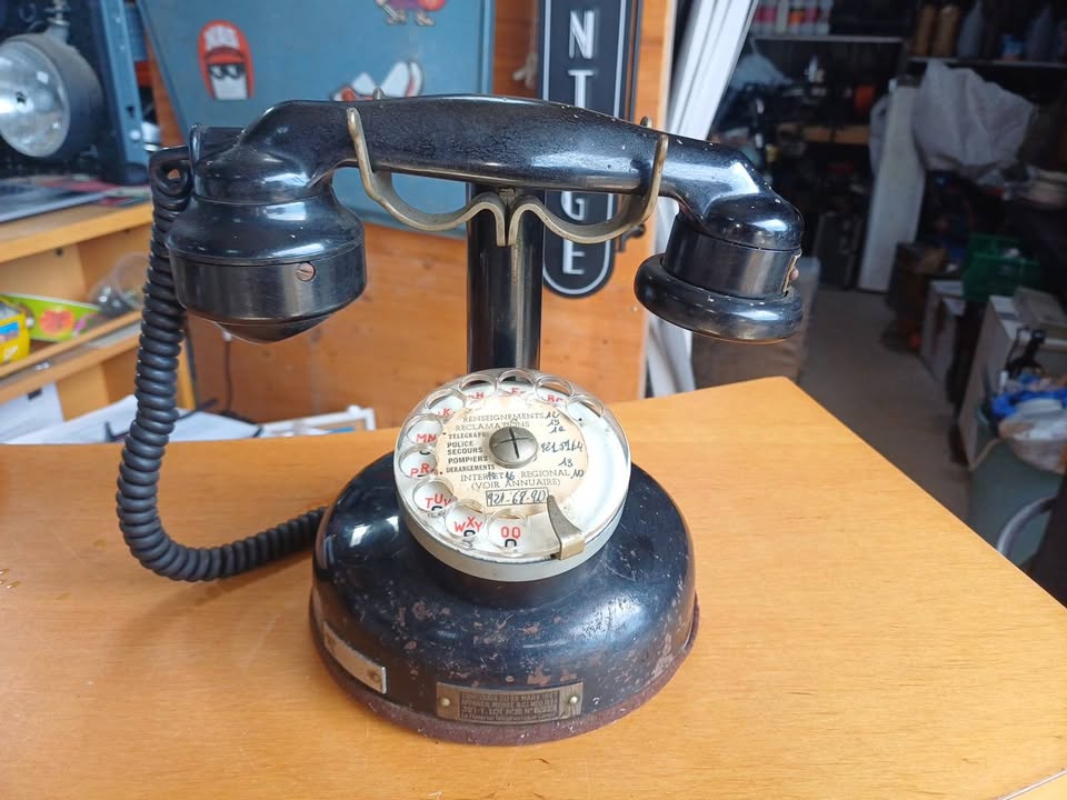 Téléphone vintage PTT Modèle 1924 - "Matériel Téléphonique" authentique téléphone à cadran rotatif des PTT, modèle B.C.I. 1924.