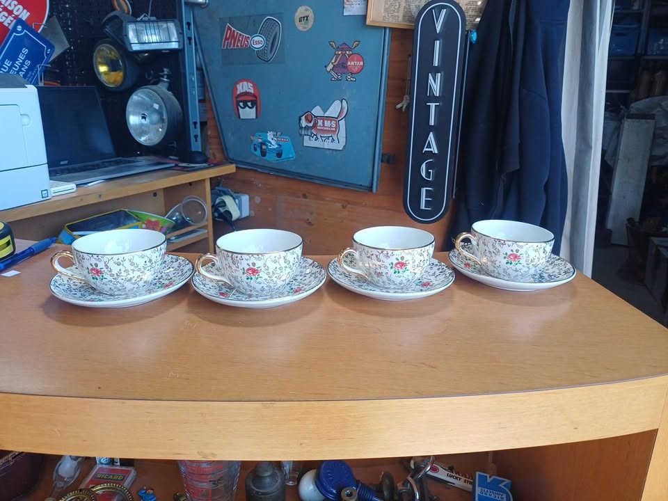 Lot de 4 tasses et sous-tasses vintage – Porcelaine décor Roses et Dorure