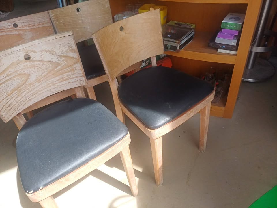 4 chaises de restaurant 25€ piece