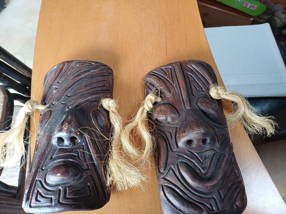 Rare Paire de Masques en Céramique Signés CHRISTIANO PARA – Style Brutaliste