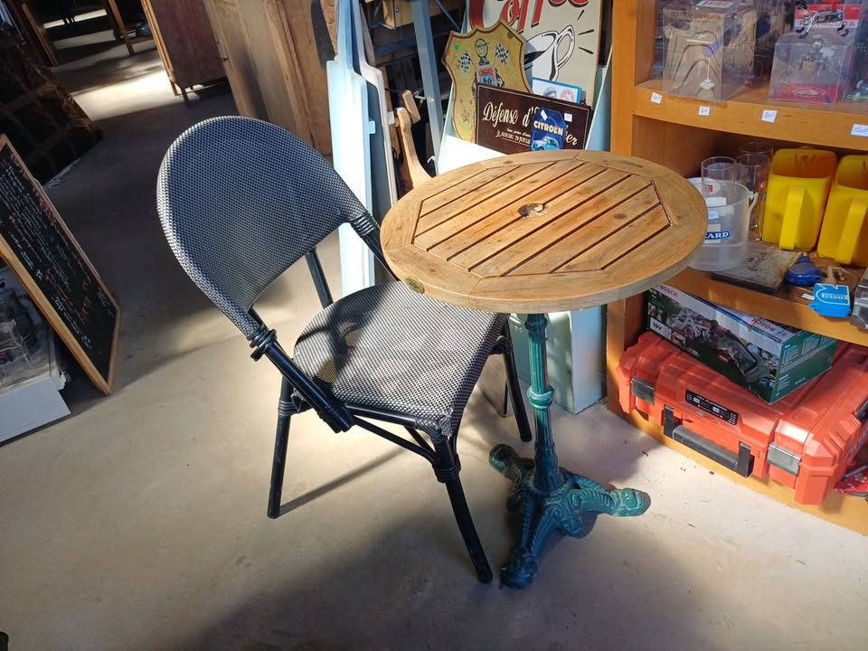 Table de bistrot ancienne – Plateau bois poncé & pied fonte verte