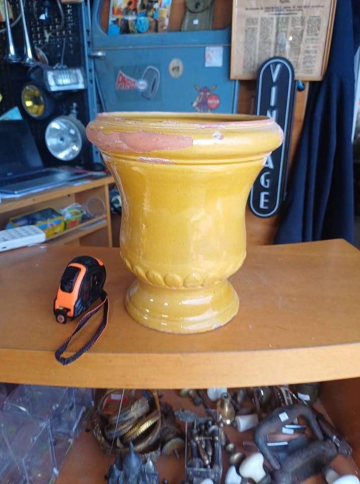Cache-pot / Vase Médicis en terre cuite vernissée jaune – Vintage
