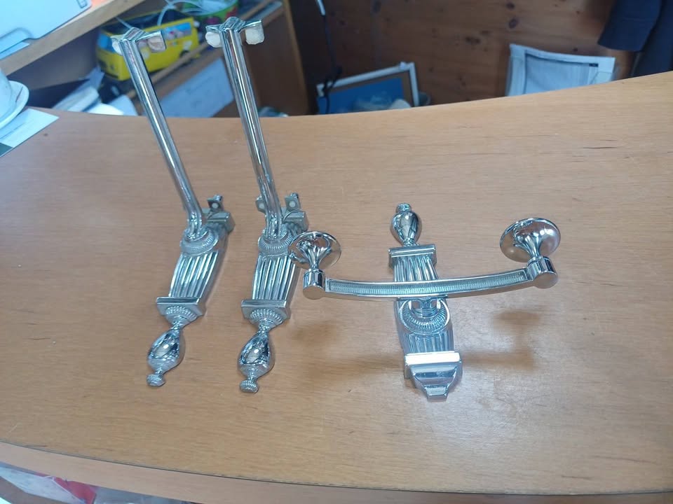 Supports étagère / Quincaillerie de magasin en métal chromé style rétro