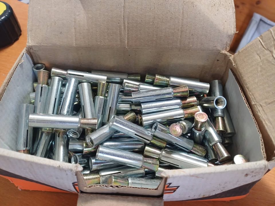 Lot de 132 chevilles métalliques à expansion T7 – Ø10 x 34 mm