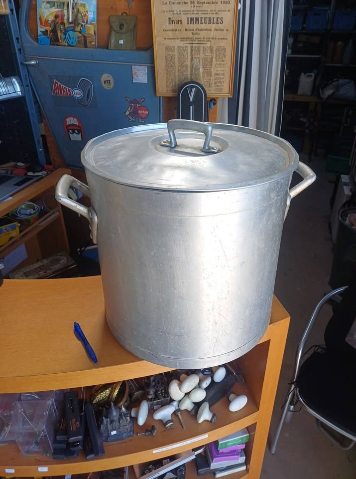 Large marmite en aluminium avec couvercle - Grand volume (50L)
